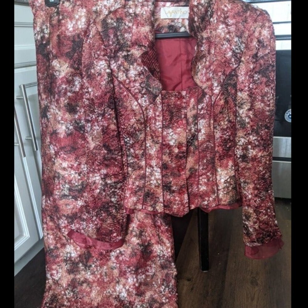 Elegant and gorgeous designer Lavantino two piece dress suit dress size 6